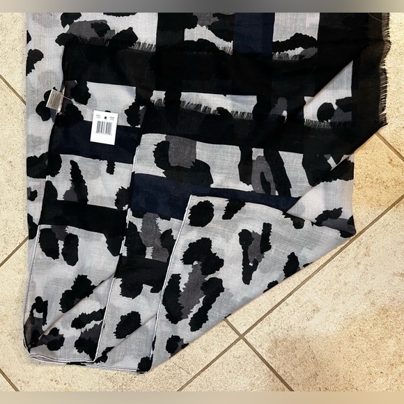 NWT Rectangular Black and White Wrap - Picture 5 of 7